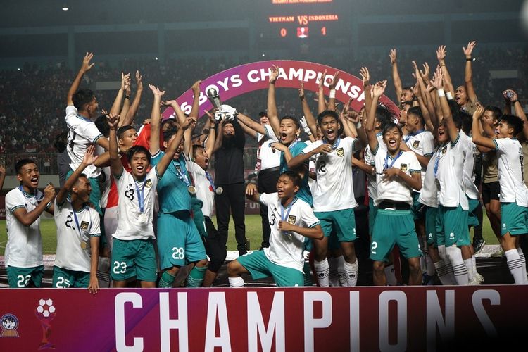 Timnas Juara Piala AFF U-16, Menpora dan Ketua PSSI Dikritik Karena Ikutan Angkat Piala